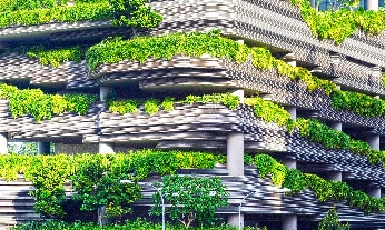 Edificio con plantas que representa una ciudad verde