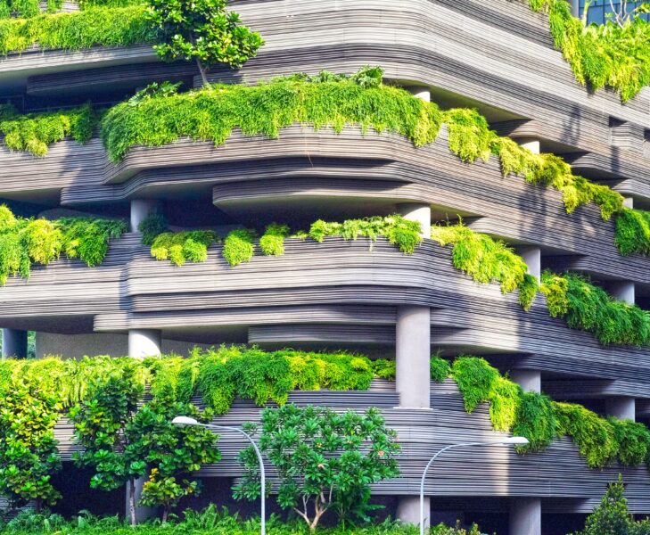 Edificio con plantas que representa una ciudad verde