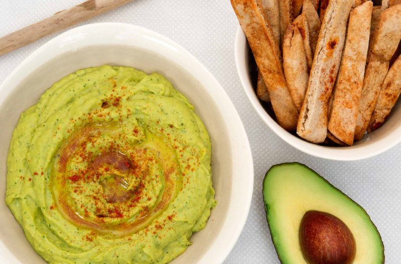 Hummus de aguacate con palitos de pan