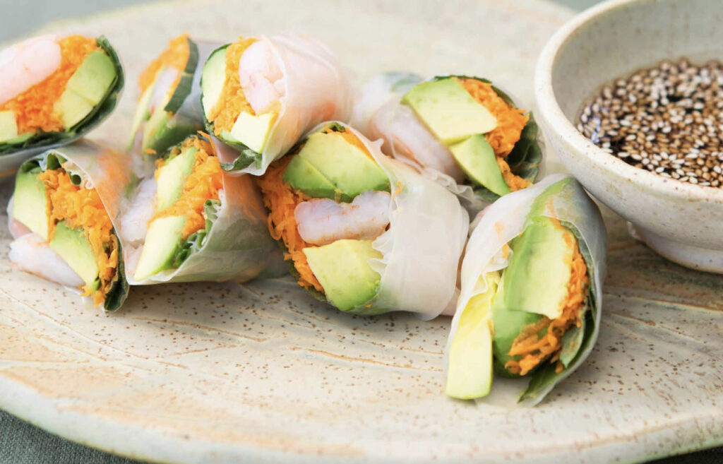 Rollitos de papel de arroz con aguacate, langostinos y albahaca