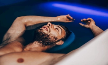 Aislamiento sensorial en cabina de flotación
