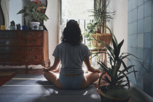 ¿Cómo frenar la ansiedad? Trucos para meditar en casa