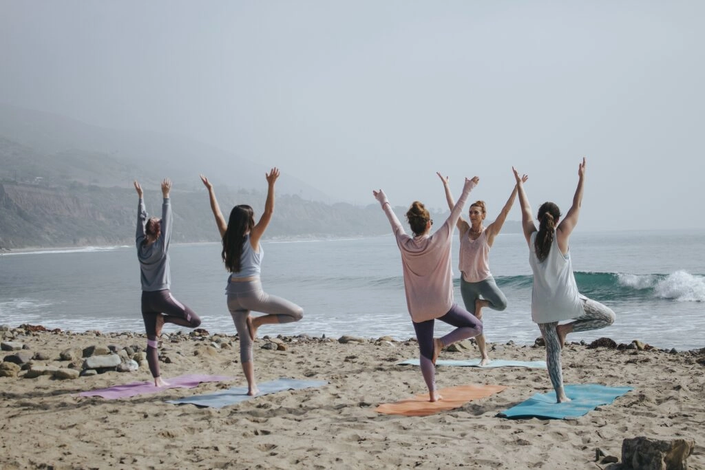 Día Mundial del Bienestar haciendo yoga