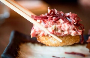 Nigiri frito de steak tartar y cecina de vaca ahumada de León