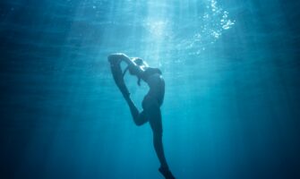 Una mujer haciendo submarinismo