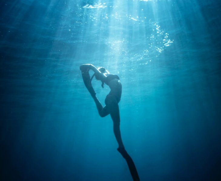 Una mujer haciendo submarinismo