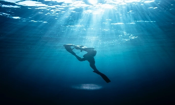 Una mujer haciendo submarinismo