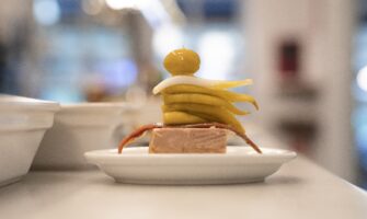 Un pintxo de atún con piparras y aceitunas