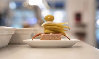 Un pintxo de atún con piparras y aceitunas