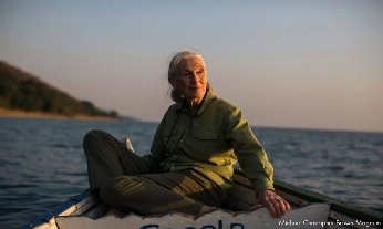 La doctora Jane Goodall frente a una cascada en el Parque Nacional de Gombe, en Tanzania