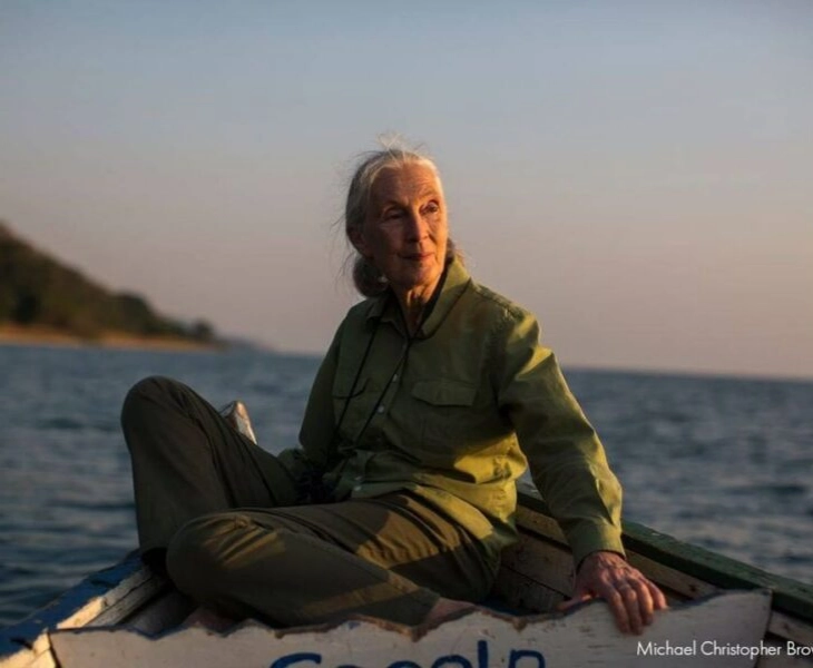 La doctora Jane Goodall frente a una cascada en el Parque Nacional de Gombe, en Tanzania