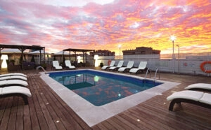 La piscina del hotel Holiday Inn Bernabeu es muy espaciosa y tiene tumbonas.