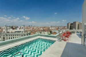 Vistas desde la terraza y piscina del hotel Room Mate Macarena, situado en la Gran Vía madrileña 