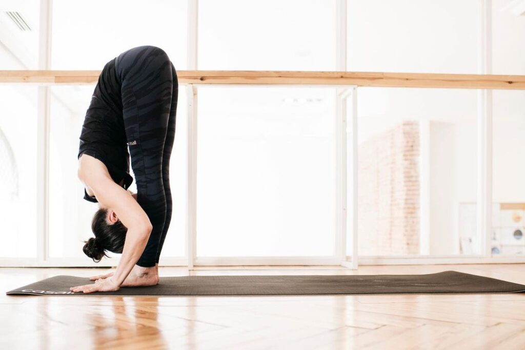 Imagen de cómo se hace la postura de yoga: uttanasana