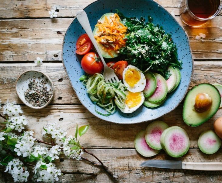 Alimentos que ayudan a quemar grasas: tomate, aguacate, huevo, verduras...