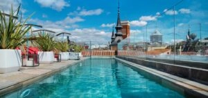 La piscina del Hotel Pestana, en el centro de Madrid