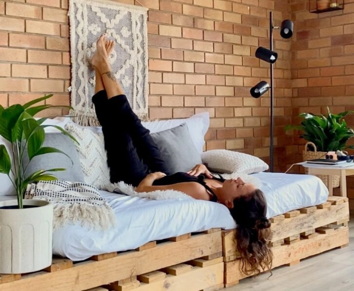 Postura yoga piernas hinchadas