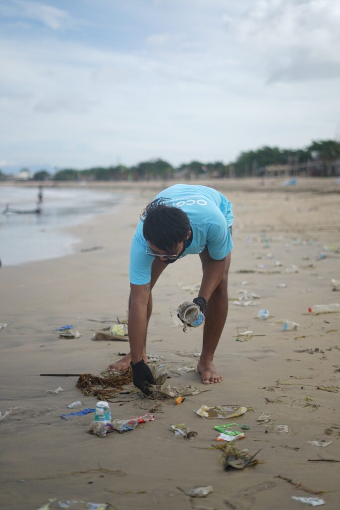 Paseos por la playa relajantes y ecológicos