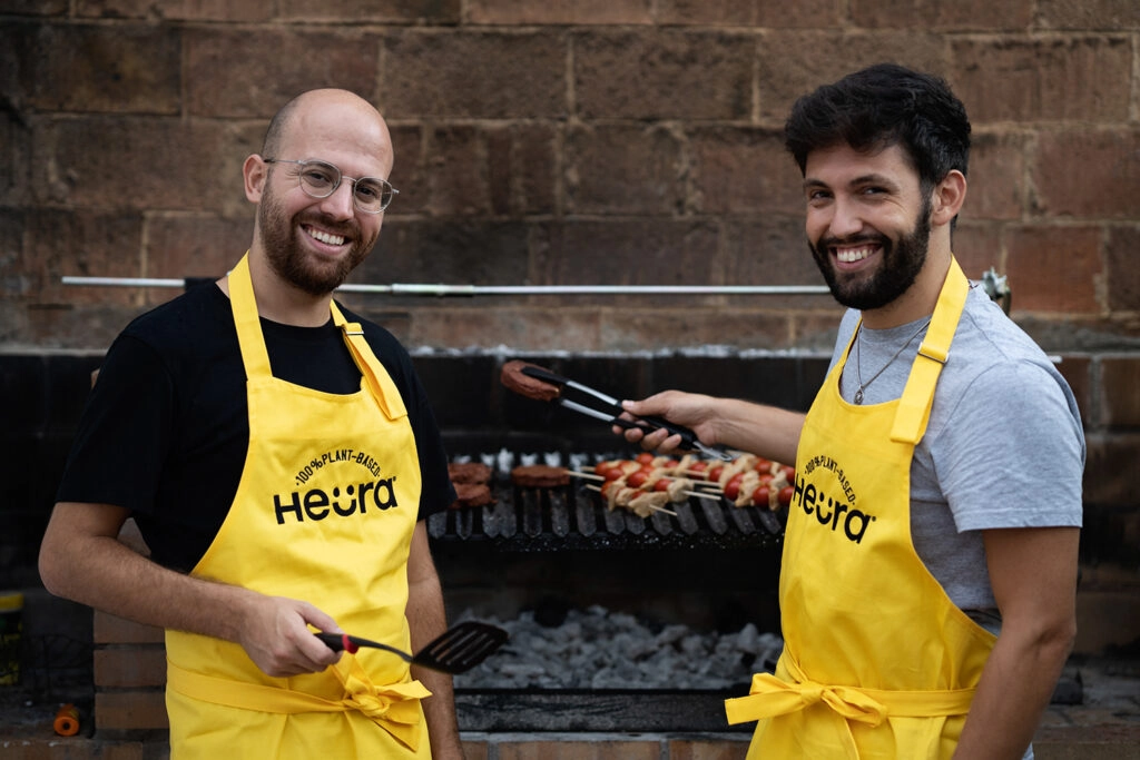 Marc Coloma y Bernat Añaños, creadores de Heura, haciendo una barbacoa con carne vegetal