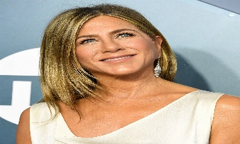 Así es LolaVie, la nueva línea vegana de cuidado del cabello de Jennifer Aniston