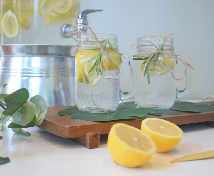 Beneficios del agua con limón