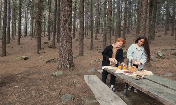 Romi Sanzel y Sara Párquez en una escapada en la naturaleza, con sus recetas veganas.