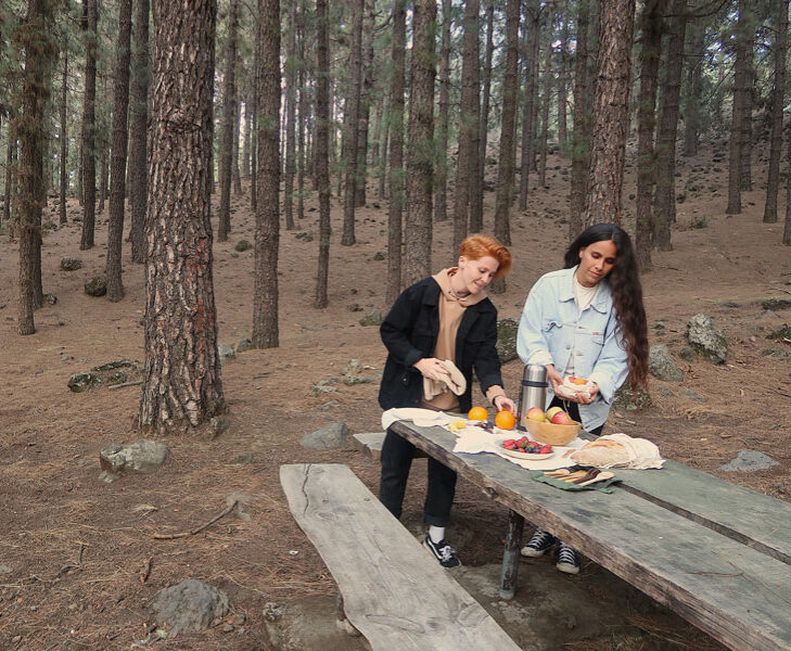 Romi Sanzel y Sara Párquez en una escapada en la naturaleza, con sus recetas veganas.