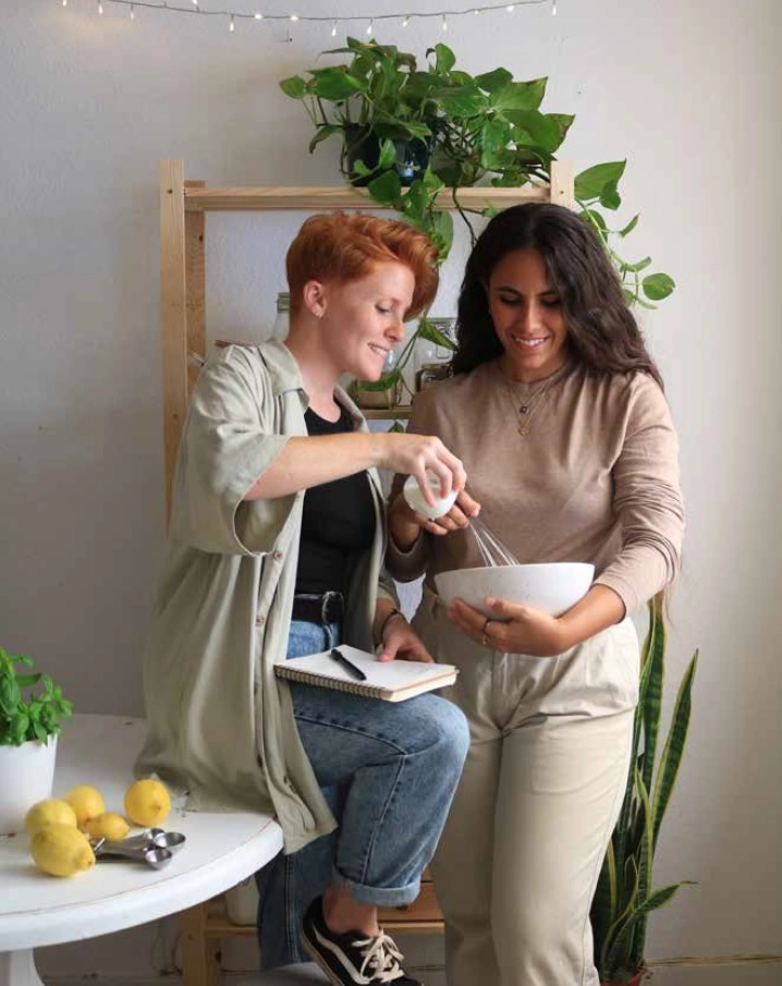 Romi Sanzel y Sara Párquez, creadoras de Living like a Panda, cocinando