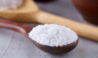 Cuchara con MSM, un polvo blanco parecido a la sal gorda