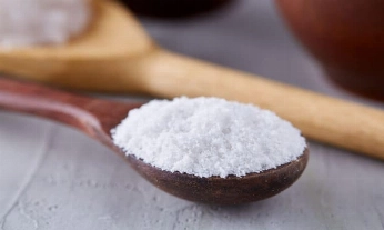 Cuchara con MSM, un polvo blanco parecido a la sal gorda