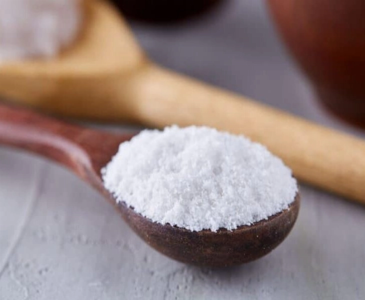 Cuchara con MSM, un polvo blanco parecido a la sal gorda