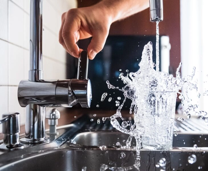 agua del grifo El agua del grifo es saludable, pero puede contener algunas sustancias tóxicas