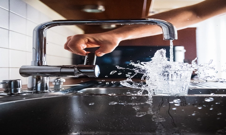 El agua del grifo es saludable, pero puede contener algunas sustancias tóxicas