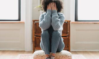 Chica con dolor menstrual