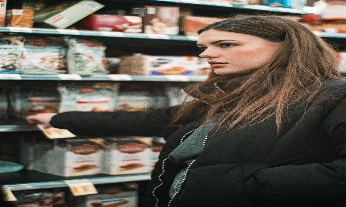 Chica en el supermercado
