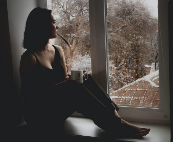 Chica preocupada por la endometriosis