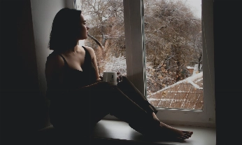 Chica preocupada por la endometriosis