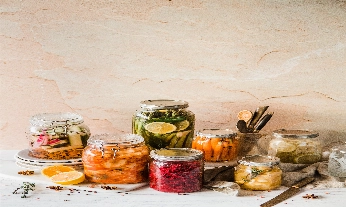 Botes de alimentos fermentados, muy buenos para la microbiota