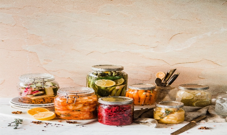 Botes de alimentos fermentados, muy buenos para la microbiota