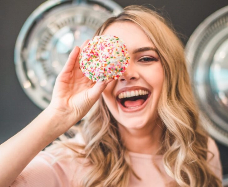 chica feliz con pastel