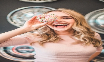 chica feliz con pastel