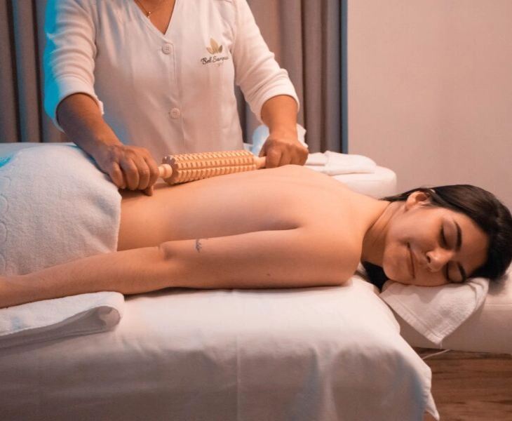 chica haciéndose tratamiento de maderoterapia