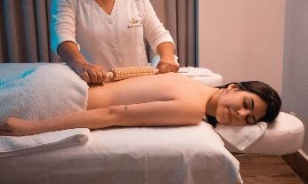 chica haciéndose tratamiento de maderoterapia