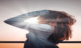 chica pensativa con atardecer