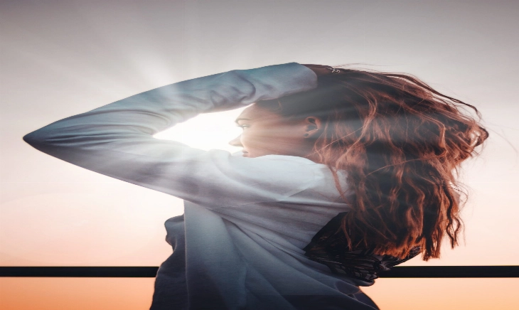 chica pensativa con atardecer