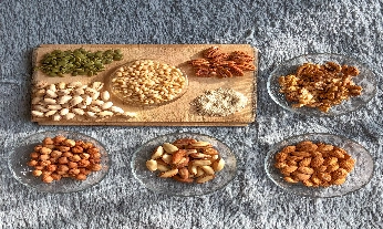 mesa con variedades de frutos secos