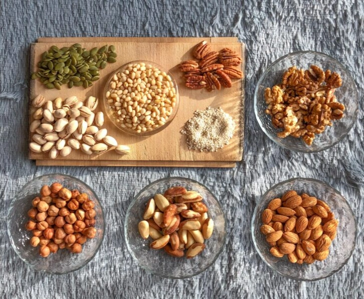 mesa con variedades de frutos secos