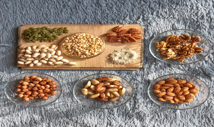mesa con variedades de frutos secos