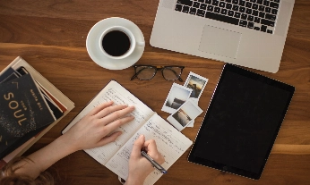Practicar journaling te permite conocerte mejor y sanar traumas de la infancia