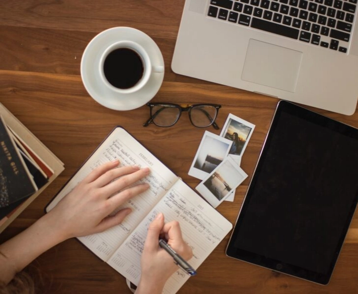 Practicar journaling te permite conocerte mejor y sanar traumas de la infancia
